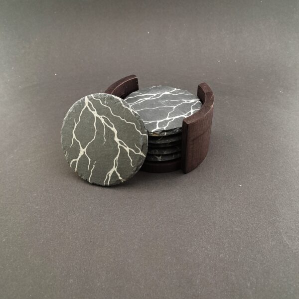 Podstawki z łupka z marmurowym wzorem na bambusowym stojaku